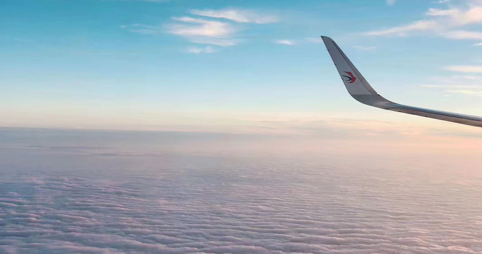 飛機越過雲層返回台灣的旅途